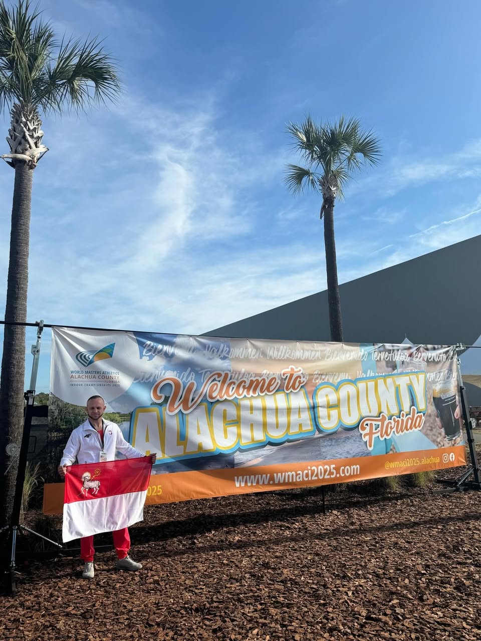 Mariusz Gębski z flagą Polski na WMACI 2025 Florida